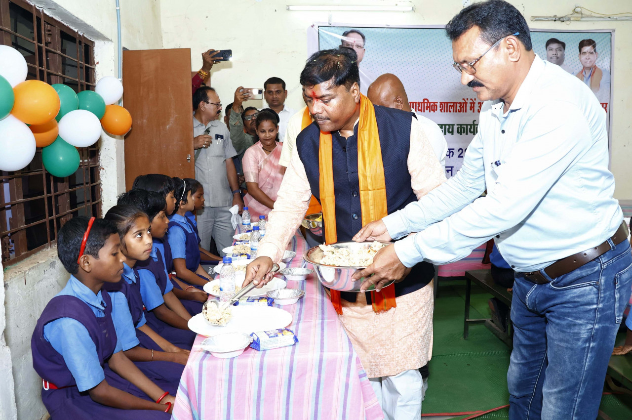 वनमंत्री कश्यप ने प्राथमिक शालाओं में पौष्टिक आहार नाश्ता प्रदाय योजना का किया शुभारंभ