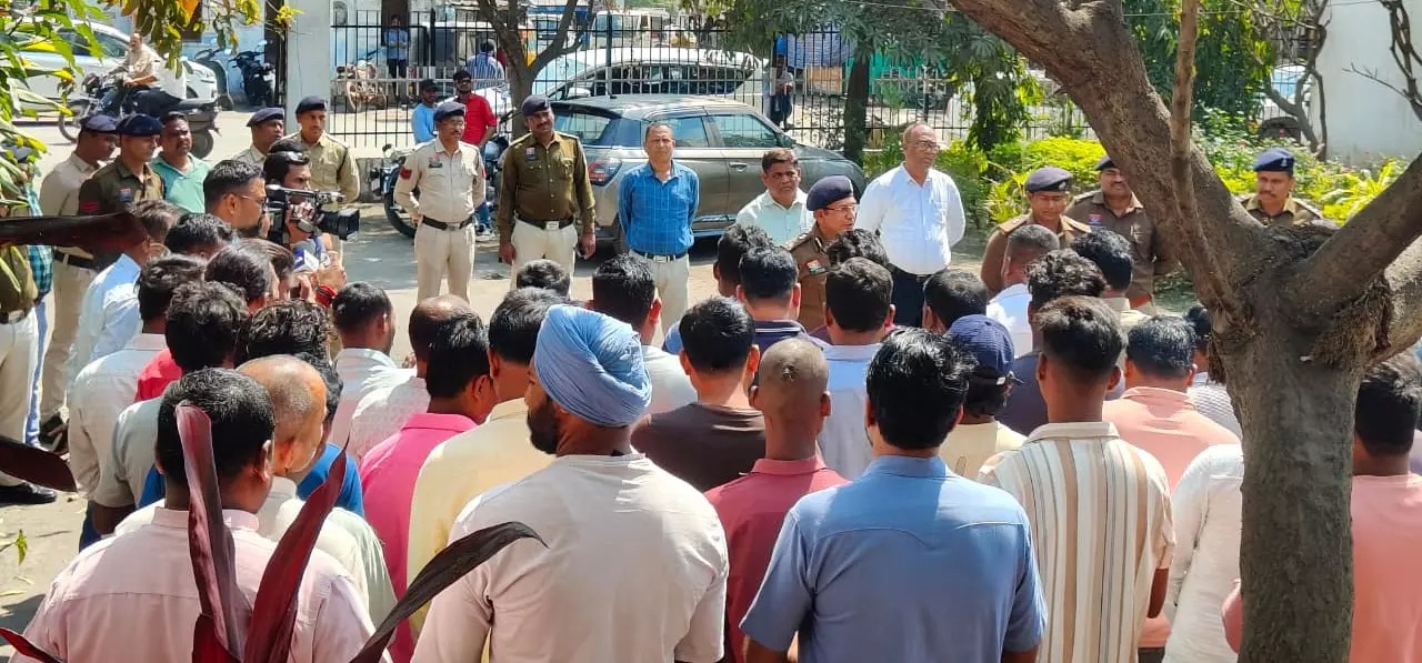 अपराध छोड़ने की अंतिम चेतावनी,होली से पहले 100 से अधिक गुंडे और बदमाशों की परेड