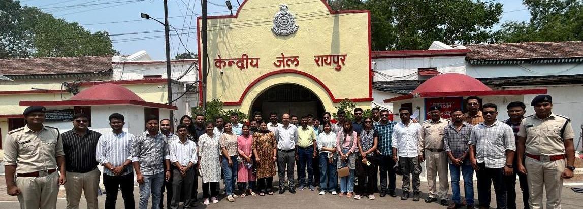 लोक सेवा आयोग से चयनित प्रशिक्षु अधिकारियों ने केन्द्रीय जेल रायपुर में किया शैक्षणिक भ्रमण