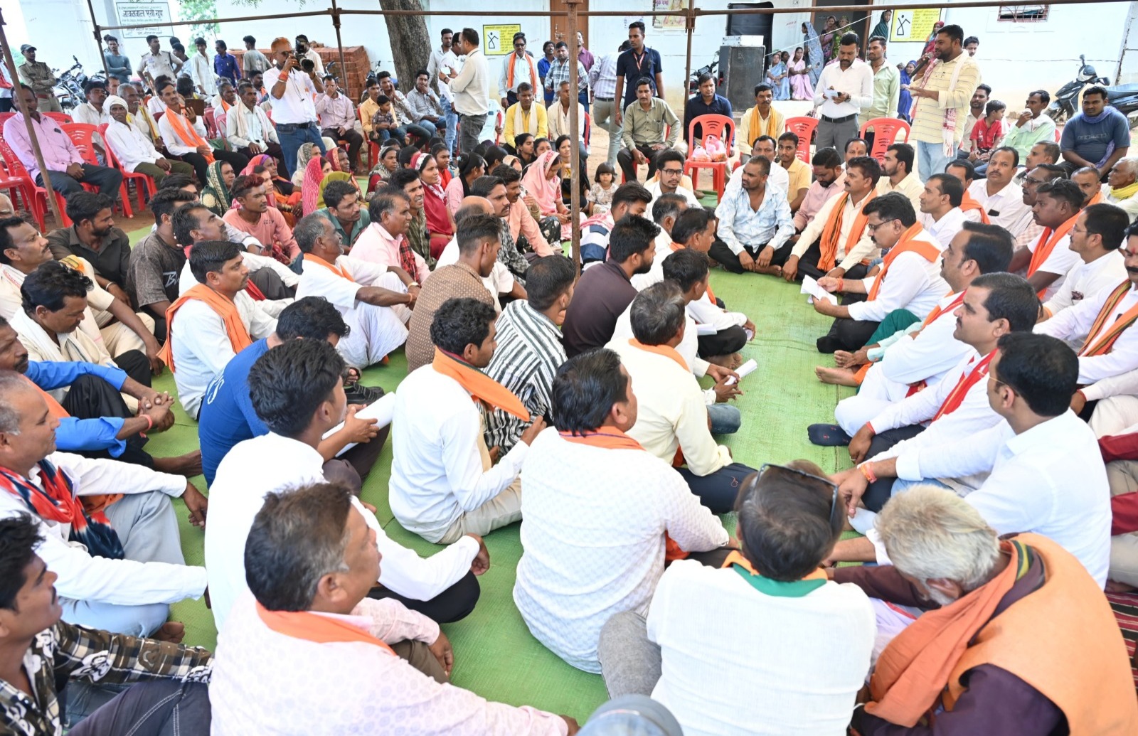 डिप्टी CM विजय शर्मा का देसी अंदाज! ग्रामीणों के बीच जमीन पर बैठकर सुनी फरियाद, 1 करोड़ से ज्यादा की सड़क समेत कई बड़ी घोषणाएं