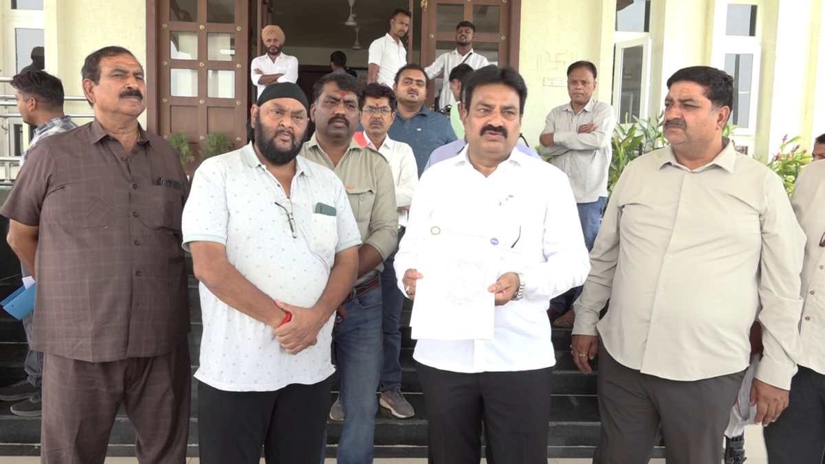 छत्तीसगढ़ में महंगा हो सकता है बस सफर: डीजल के बढ़ते दामों के बीच बस किराया बढ़ाने की मांग, परिवहन मंत्री को सौंपा ज्ञापन