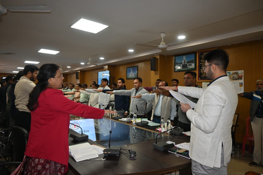 अधिकारियों एवं कर्मचारियों ने प्रस्तावना का वाचन कर मनाया संविधान दिवस
