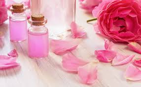 त्वचा पर ग्लो लाने के लिए गुलाब जल कैसे लगाए? जानें 