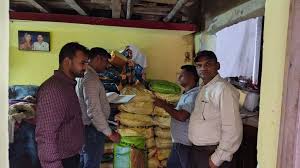 कृषि केंद्रों में प्रशासन की दबिश,अवैध रुप से भण्डारित उर्वरक व बीज़ जब्त