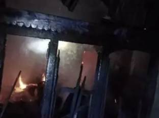घर में लगी भीषण आग सिलेंडर में हुआ ब्लास्ट आधी रात मोहल्ले में मची अफरा तफरी