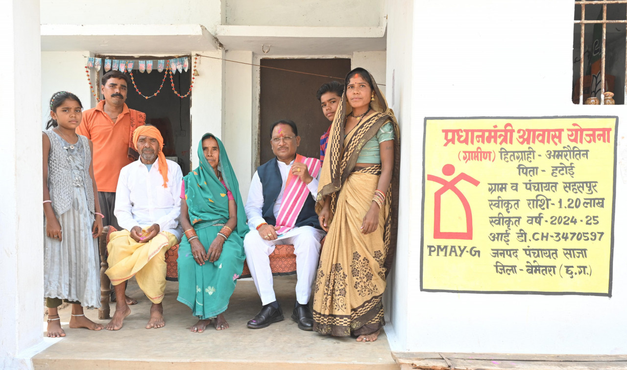 पीएम आवास योजना की हितग्राही अमरौतीन साहू के अतिथि बने मुख्यमंत्री साय 