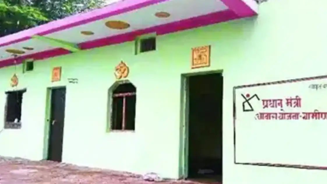 प्रधानमंत्री आवास योजना गड़बड़ी :गरीबों के पैसे दबाने वाले 6 अफसरों समेत 27 को नोटिस