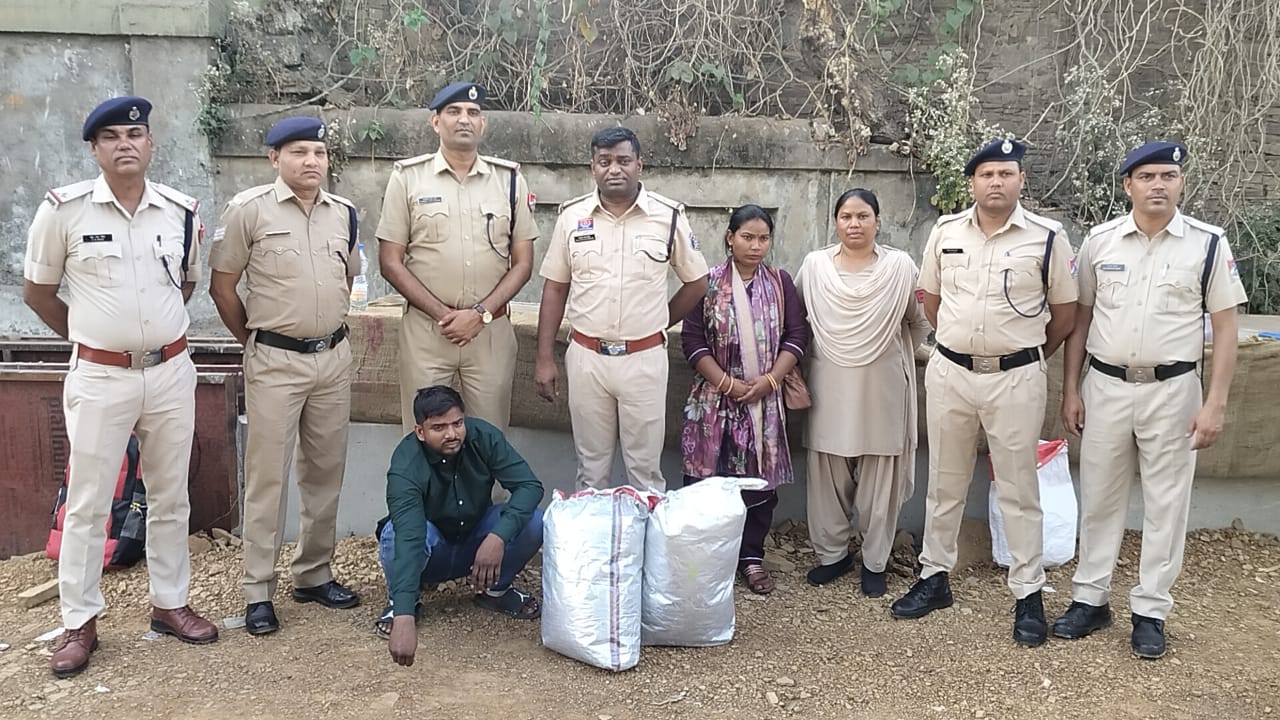13 किलोग्राम गांजा की तस्करी करते 01 अंतर्राज्यीय गांजा तस्कर तथा 01 महिला आरोपी सहित कुल 02 गिरफ्तार