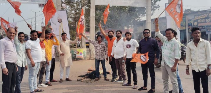 बांग्लादेश मे हुए हिंदू भाई के जघन्य हत्या के विरोध मे शिवसेना ने किया पुतला दहन 