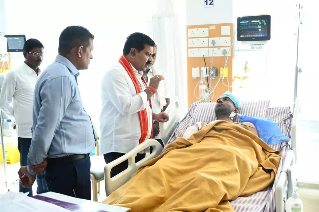 रामकृष्ण हॉस्पिटल पहुंचकर गृहमंत्री विजय शर्मा ने घायल टीआई सोनल ग्वाल और एसडीओपी भानु प्रताप सिंह का हाल जाना