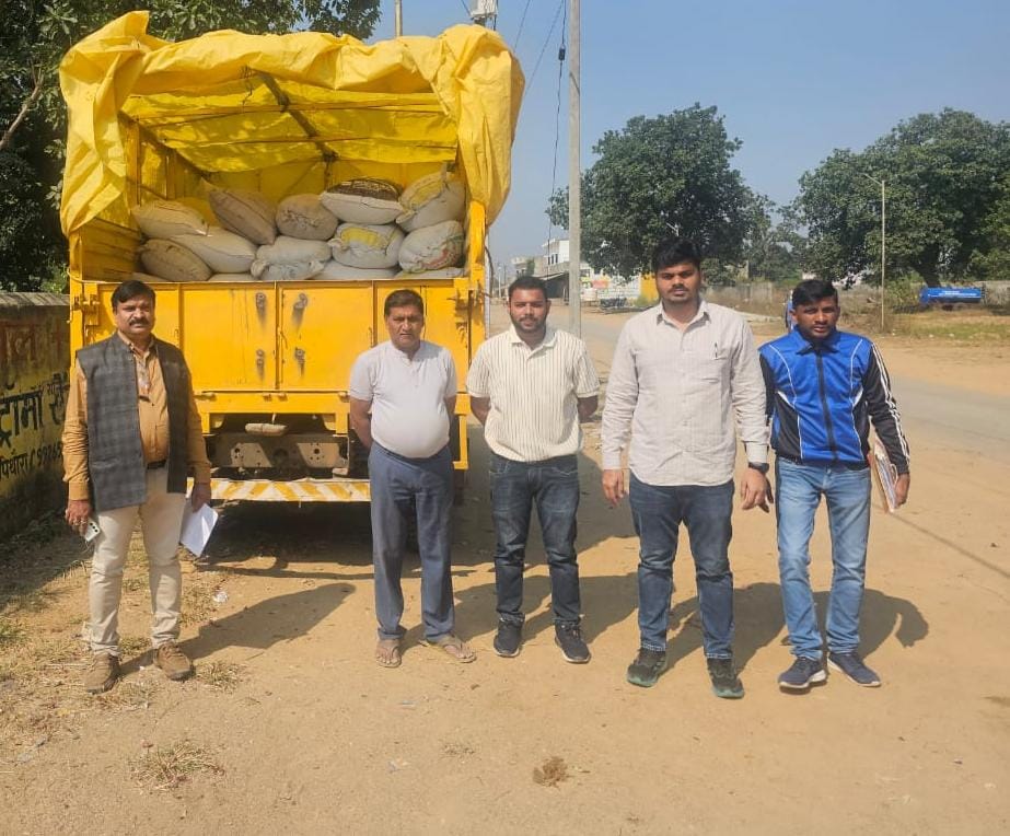 पिथौरा में 50 क्विंटल धान सहित एक वाहन जप्त