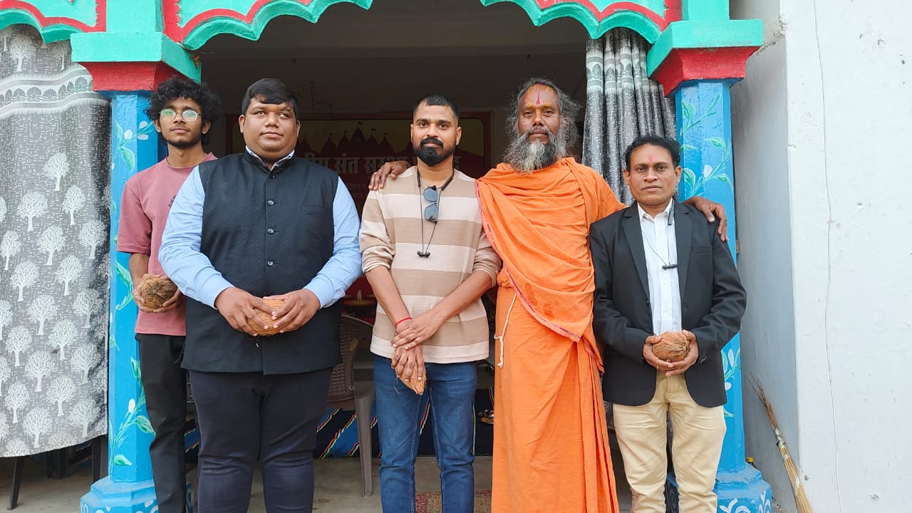 फिल्म डायरेक्टर एवं साथियों ने वनांचल के अंजनी आश्रम पहुंच की पुजा अर्चना