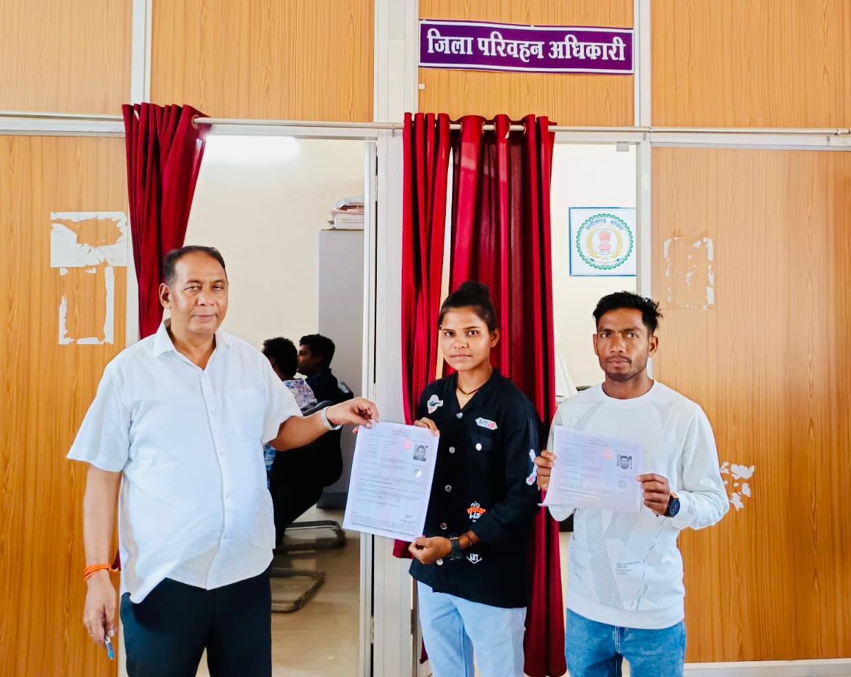 सुशासन तिहार - 2025 : लर्निंग लाईसेंस मिलने पर विमला वंडो के चेहरे पर आई मुस्कान