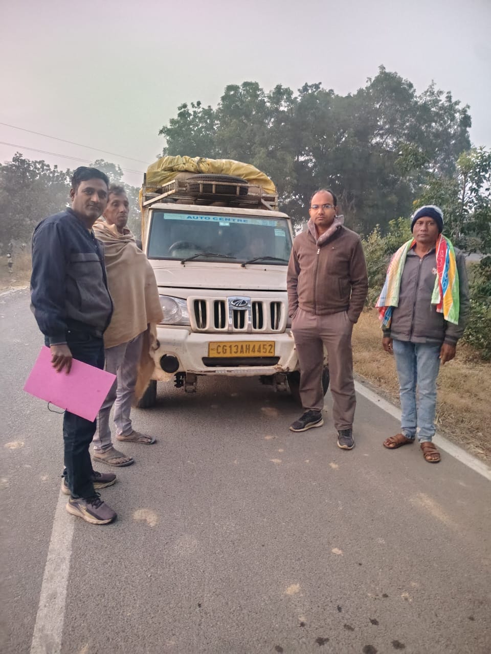 धान के अवैध परिवहन एवं भण्डारण के विरुद्ध प्रशासन की कार्रवाई लगातार जारी,पिकअप वाहन में 24 क्विंटल धान जप्त