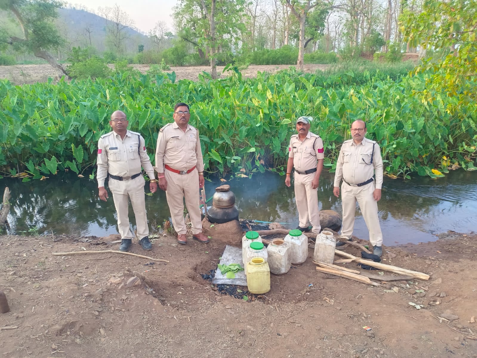  कबीरधाम में अवैध महुआ शराब पर बड़ी कार्रवाई, हाथ भट्ठी जब्त
