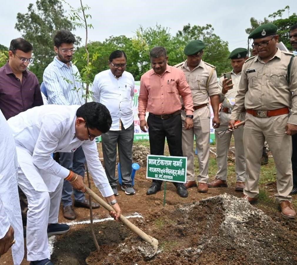 राजस्व मंत्री ने पेड़ लगाकर एक पेड़ अपनी मां के नाम अभियान की शुरुआत