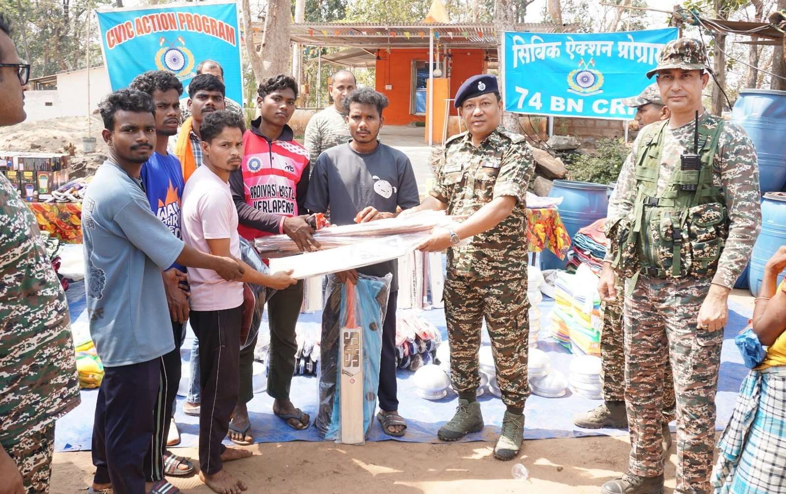 लखापाल में 74वीं बटालियन सीआरपीएफ का सिविक एक्शन कार्यक्रम, 240 परिवारों को मिली सहायता