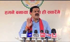  मुख्यधारा में लौटे नक्सली जेल में मिले अपने परिजनों से