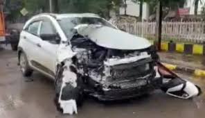  बिलासपुर में जिला शिक्षा अधिकारी (DEO) की कार दुर्घटना का शिकार,हादसे में अधिकारी का हाथ टूटा