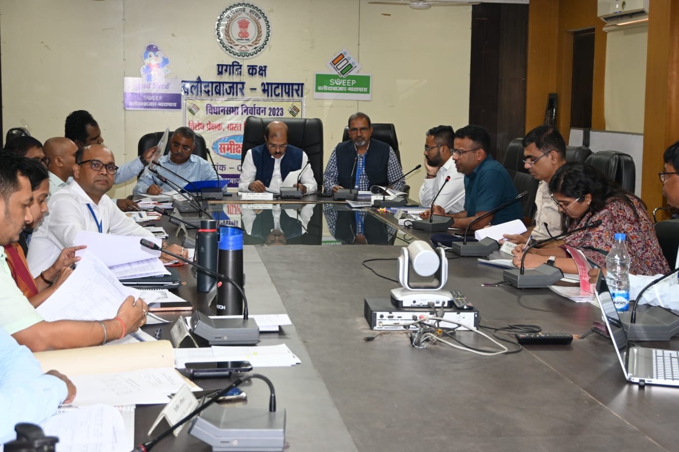 विशेष  प्रेक्षकों ने की  निर्वाचन तैयारियों की समीक्षा,स्वतंत्र व निष्पक्ष निर्वाचन सम्पन्न कराने दिए जरूरी निर्देश 