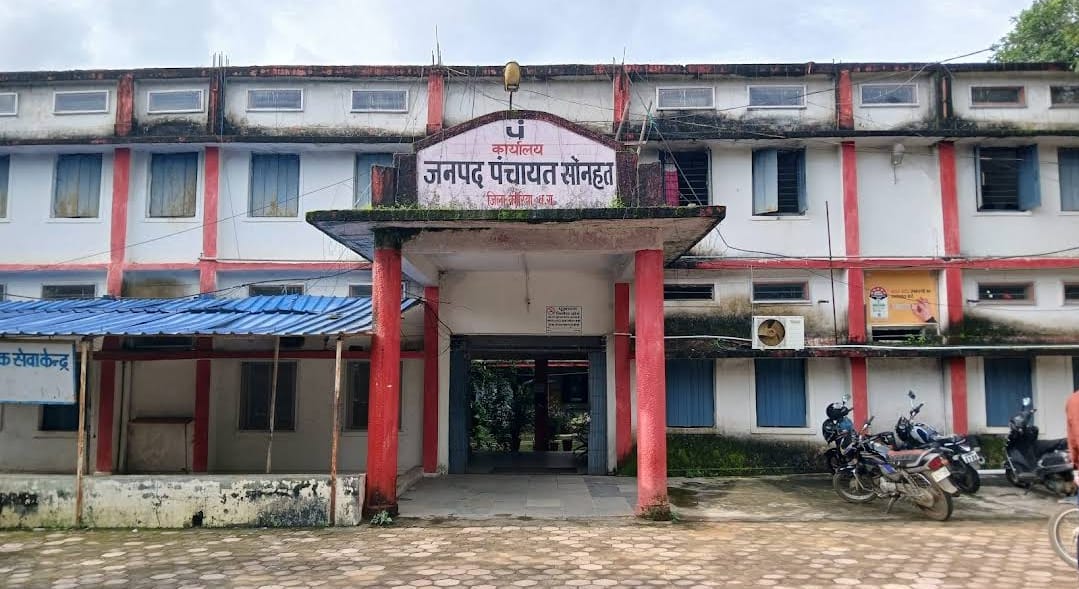 कलेक्टर के आदेश की अवहेलना: सोनहत जनपद में तकनीकी सहायक नहीं निवास करते मुख्यालय में, कैसे पूरा होगा मनरेगा कार्य? 
