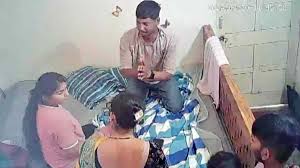 पत्नी ने पति पर बरसाए जमकर थप्पड़, रोते हुए पहुंचा थाने