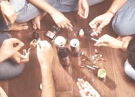 नाबालिगों में बढ़ता नशा: सोनहत में गांजे का सेवन और पुलिस की चुप्पी
