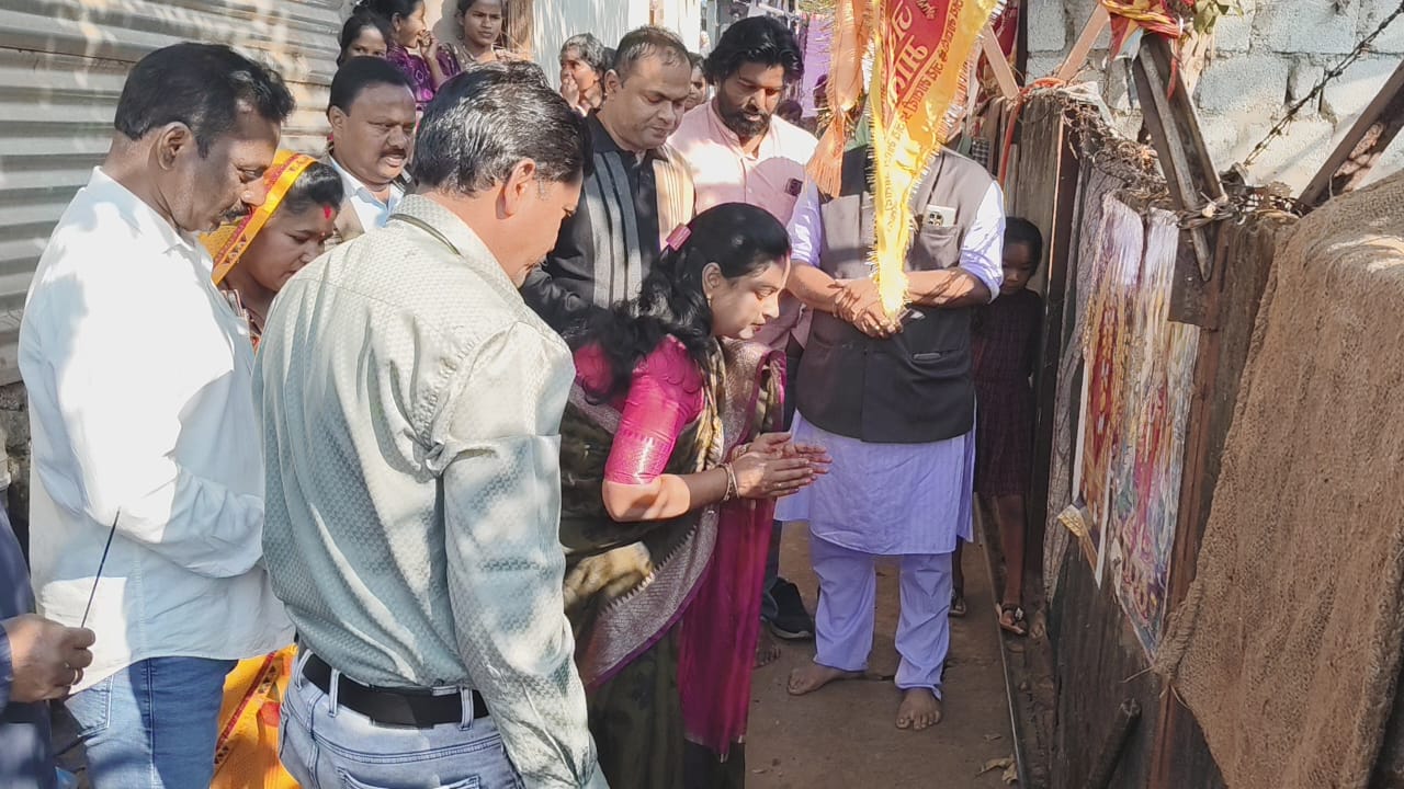 सीसी सड़क निर्माण के लिए नगरपालिका किरंदुल अध्यक्ष ने किया भूमि पूजन 
