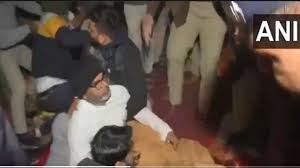 गांधी मैदान में अनिश्चितकालीन भूख हड़ताल पर बैठे प्रशांत किशोर को पुलिस ने हिरासत में लिया