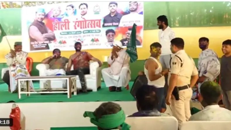 नाच नहीं तो वर्दी उतरवा दूंगा...लालू के बेटे ने होली पर पुलिस वाले को नचा दिया,वायरल हुआ वीडियो 