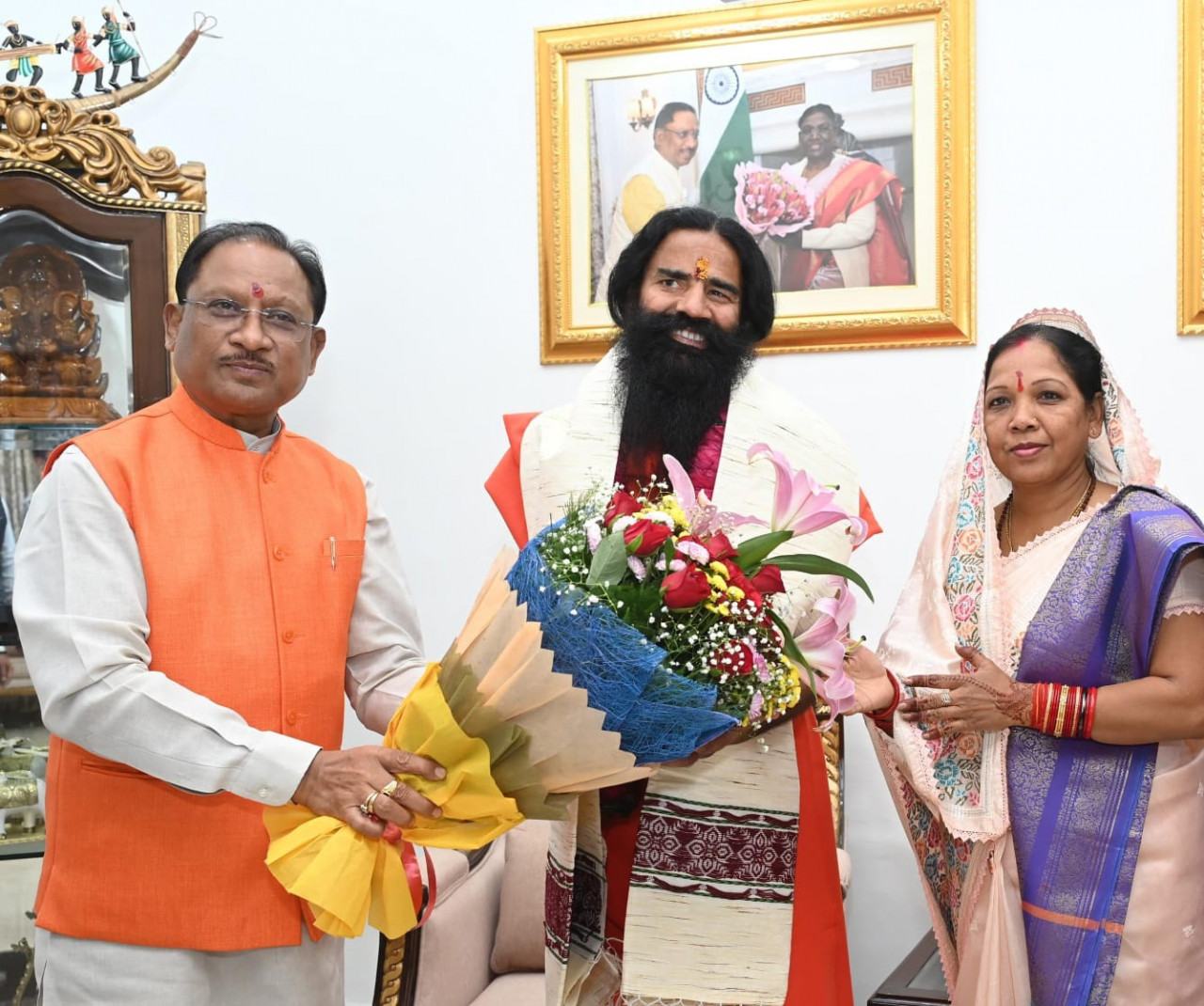 मुख्यमंत्री विष्णुदेव साय से योग गुरु बाबा रामदेव ने सौजन्य मुलाकात की