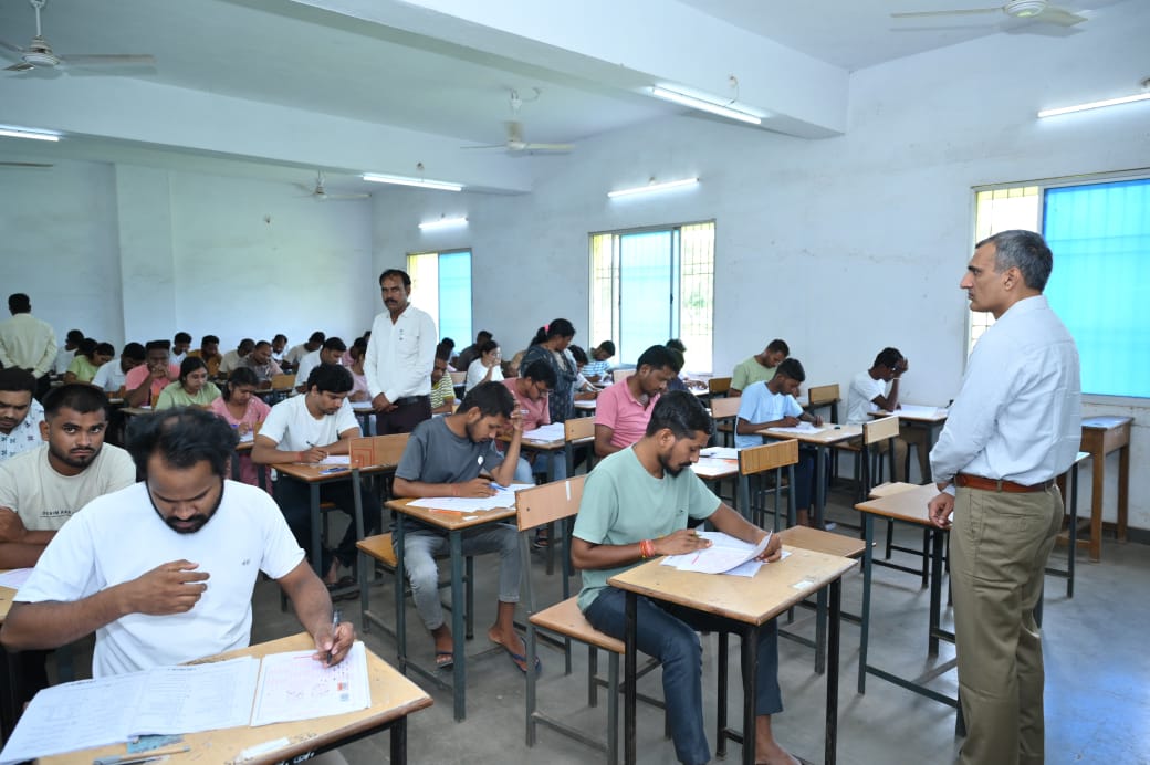 प्रयोगशाला परिचारक भर्ती परीक्षा शांतिपूर्ण ढंग से सम्पन्न, कलेक्टर  रणबीर शर्मा ने किया निरीक्षण