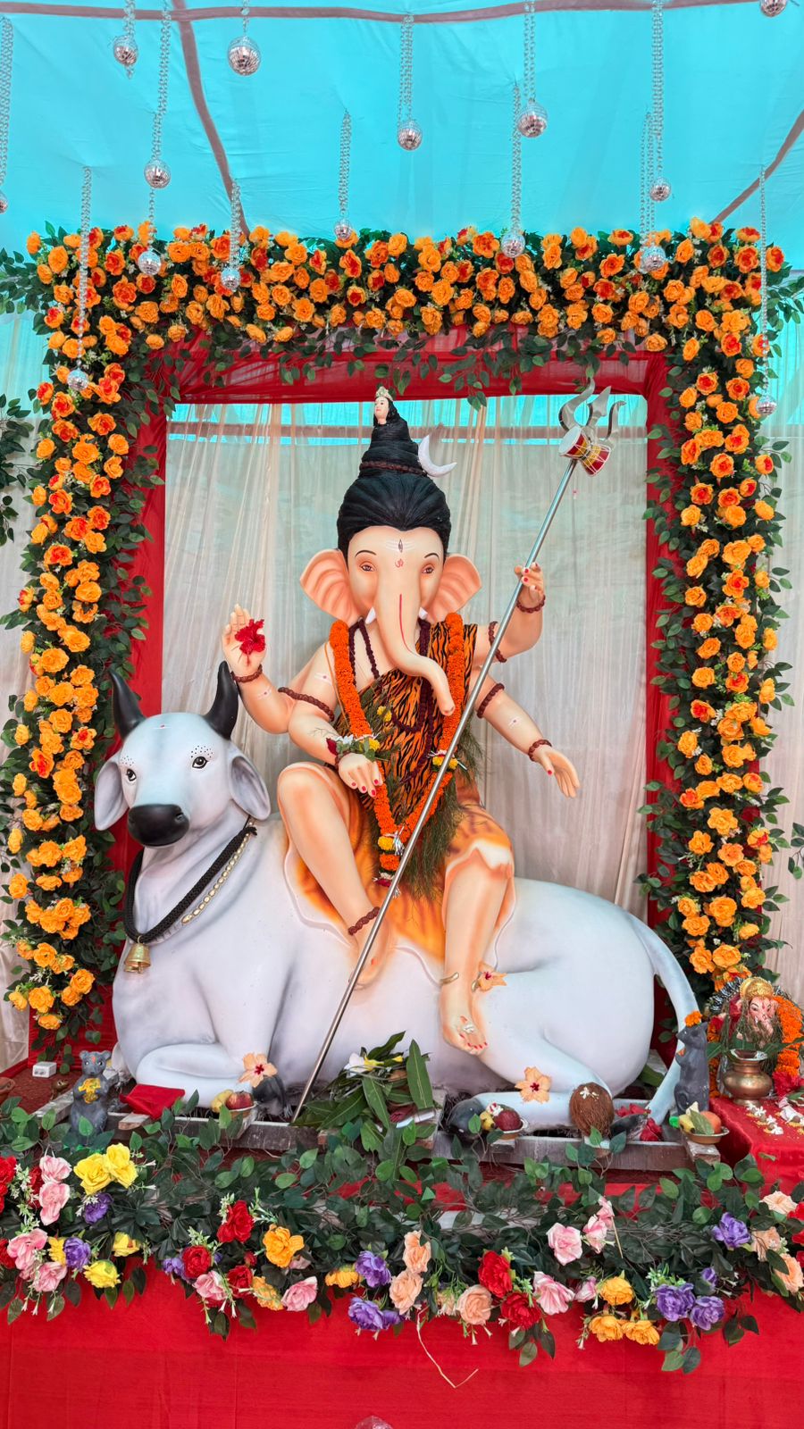 मित्रमंडल समिति द्वारा शानदार और भव्य रूप में विराजमान हैं गणेश जी
