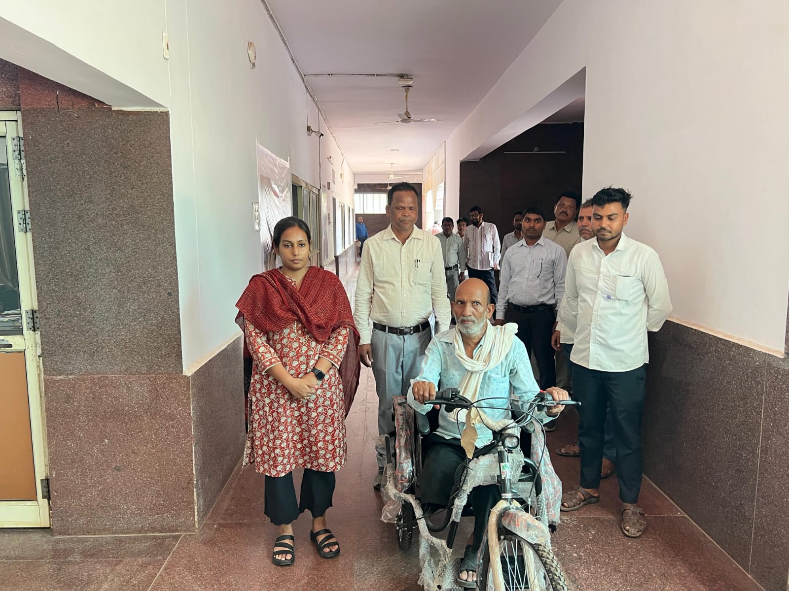 जनदर्शन बना सहारा: दिव्यांग को मिली ट्राई साइकिल, आत्मनिर्भरता की ओर बढ़े कदम