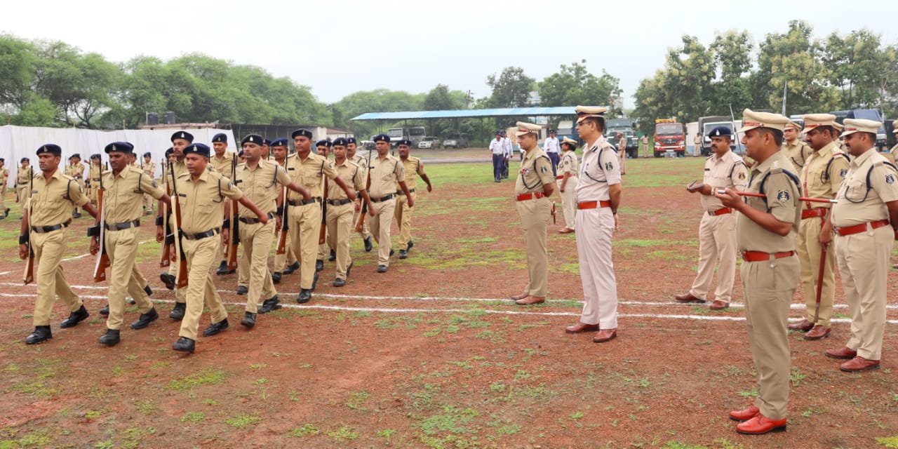 कबीरधाम पुलिस का वार्षिक निरीक्षण हुआ सम्पन्न,पुलिस महानिरीक्षक राजनांदगाँव रेंज राजनंदगाँव दीपक कुमार झा ने ली परेड की सलामी