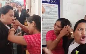 कोर्ट परिसर में मचा हंगामा,महिला वकील और क्लाइंट के बीच जमकर मारपीट