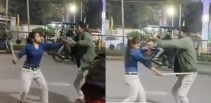 वायरल वीडियो : UP की छोरी का धाकड़ अंदाज़! रोमियो पर जमकर बरसाए डंडे