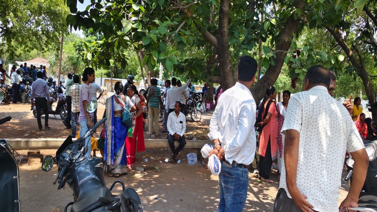 Raipur News: धर्मांतरण के आरोप में दो पास्टर गिरफ्तार, खरोरा के मांठ गांव में प्रार्थना सभा को लेकर विवाद