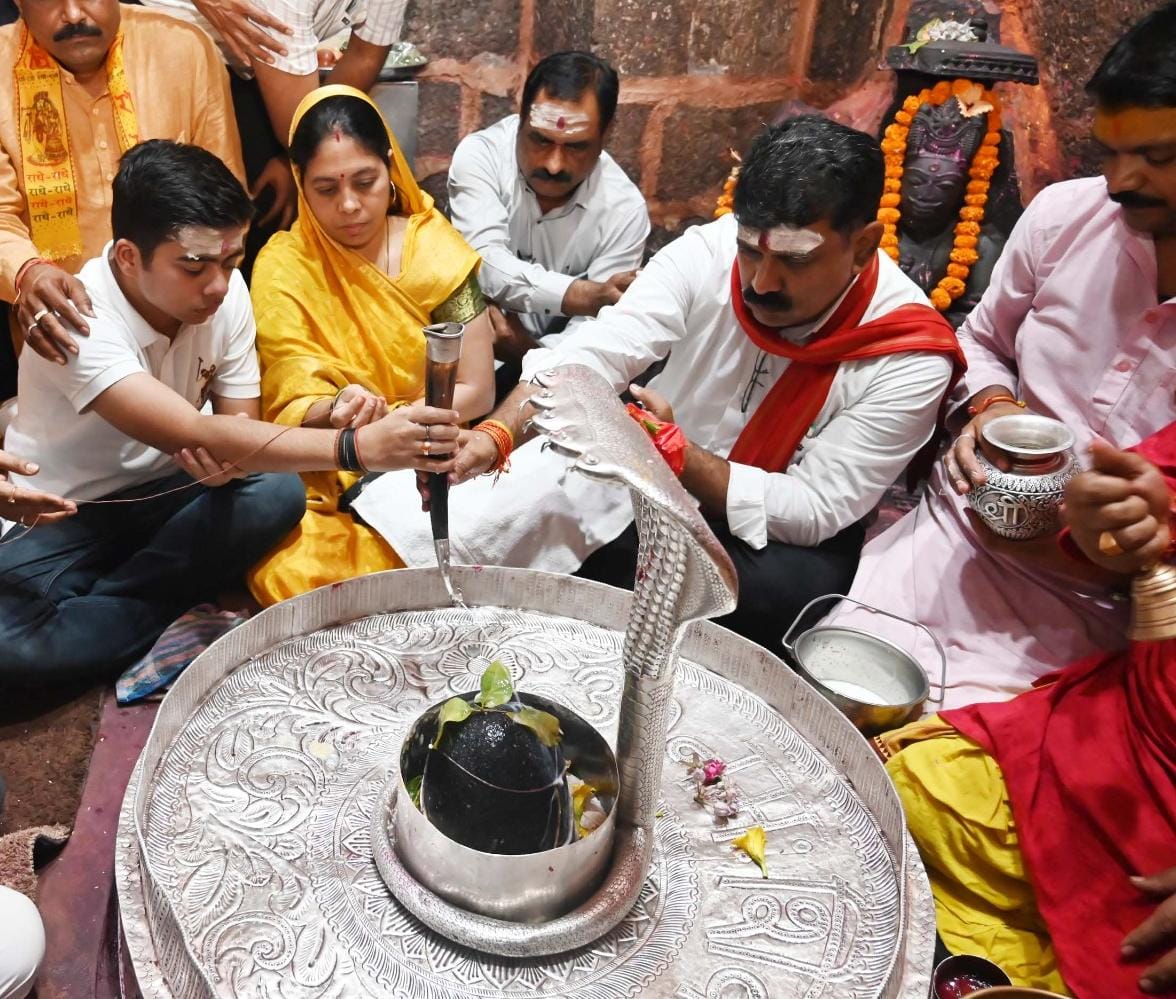 उपमुख्यमंत्री विजय शर्मा सहपरिवार मंत्रोच्चारण के साथ विशेष पूजा-अर्चना और रुद्राभिषेक कर प्रदेश की समृद्धि एवं खुशहाली की कामना की