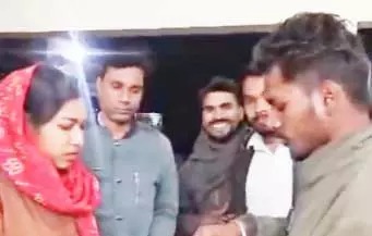 प्रेमी जोड़ो की अनोखी शादी : न FIR, न कोई गिरफ्तारी, पुलिस ने थाने में कराई शादी