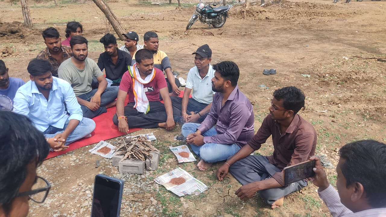 अनोखा प्रदर्शन : पेड़ो को बचाने युवाओं ने विश्व पर्यावरण दिवस के अवसर पर माहामृत्युंजय जाप कर किया सद्बुद्धि यज्ञ