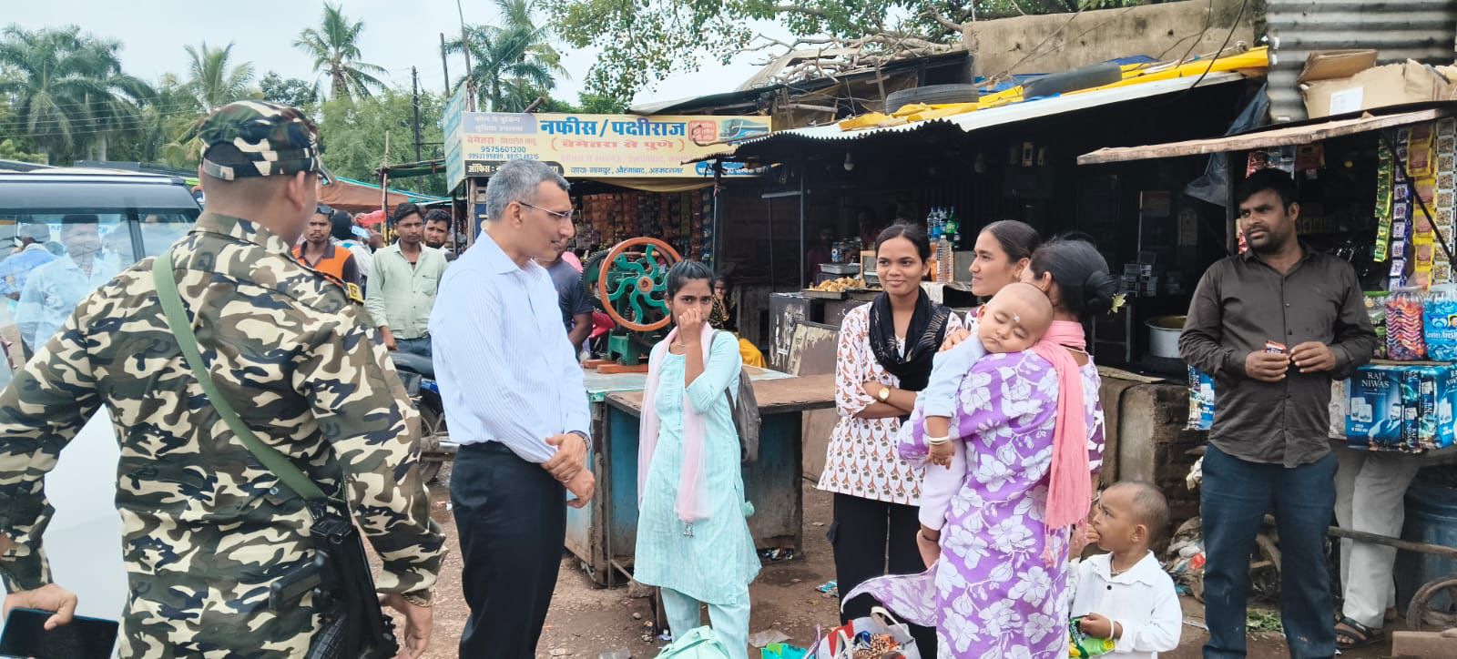 बस स्टैंड का निरीक्षण कर यात्रियों से मिले कलेक्टर रणबीर शर्मा