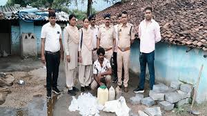 अवैध शराब कारोबार पर नकेल : 69 लीटर अवैध महुआ शराब और 1320 किलो लाहन जब्त