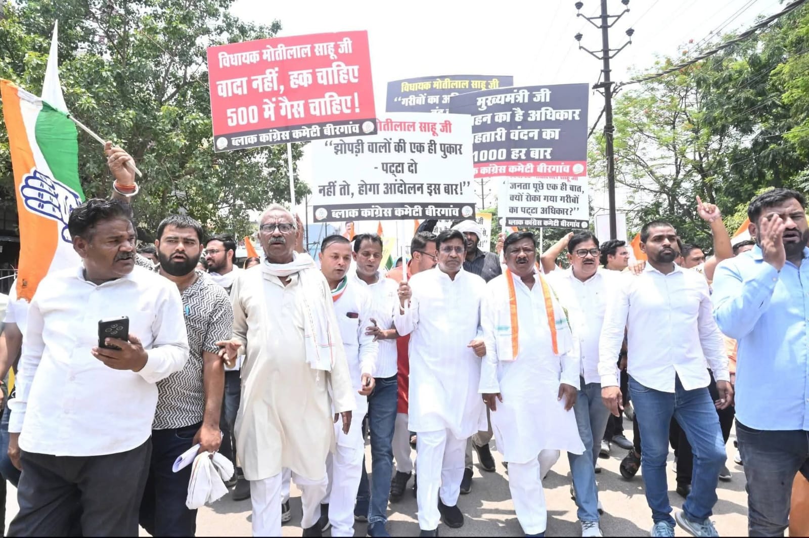 बीरगांव में आयोजित समाधान शिविर के दौरान कांग्रेस कार्यकर्ताओं महिलाओं ने किया जोरदार विरोध प्रदर्शन 