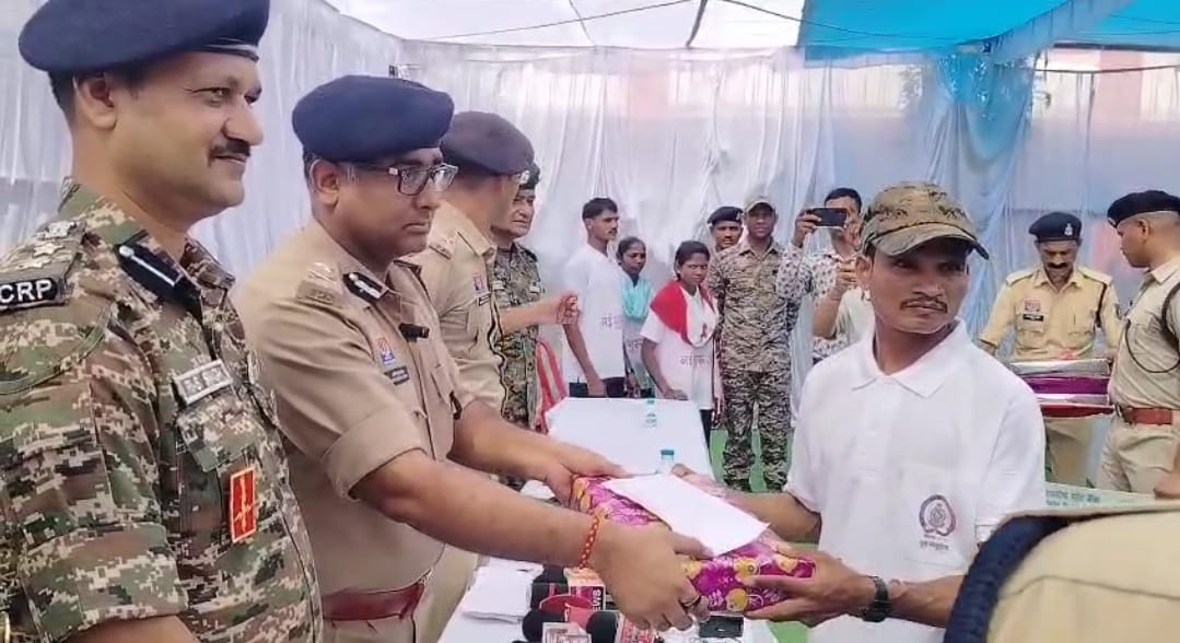 गरियाबंद में नक्सल संगठन को बड़ा झटका दो महिला व दो पुरुष सहित चार हार्डकोर इनामी नक्सलियों ने किया आत्मसमर्पण