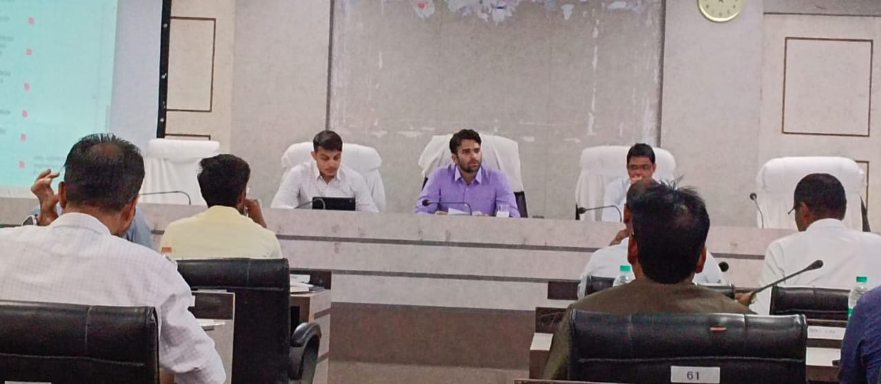 दंतेवाड़ा कलेक्टर मयंक चतुर्वेदी ने ली समय-सीमा की बैठक