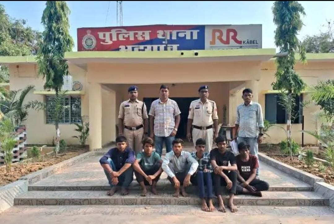 महिला को जबरन अश्लील हरकतें करने के लिए मजबूर कर अश्लील वीडियो बनाया: 8 हिरासत में, 1 फरार