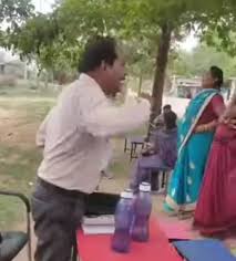 आयुष्मान कार्ड बनाने की नाम पर शिक्षक ने शुरू की लूट