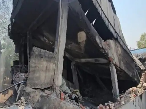 अंबिकापुर अग्निकांड में बड़ा खुलासा, अवैध बारूद पर निगम का एक्शन—24 घंटे में ढहाने का आदेश