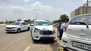 रायपुर : तेज रफ्तार इनोवा कार ने मारुति सेलेरियो को मारी ठोकर, 4 लोग घायल
